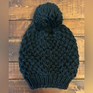 WOMENS BLACK TOQUE WITH POMPOM